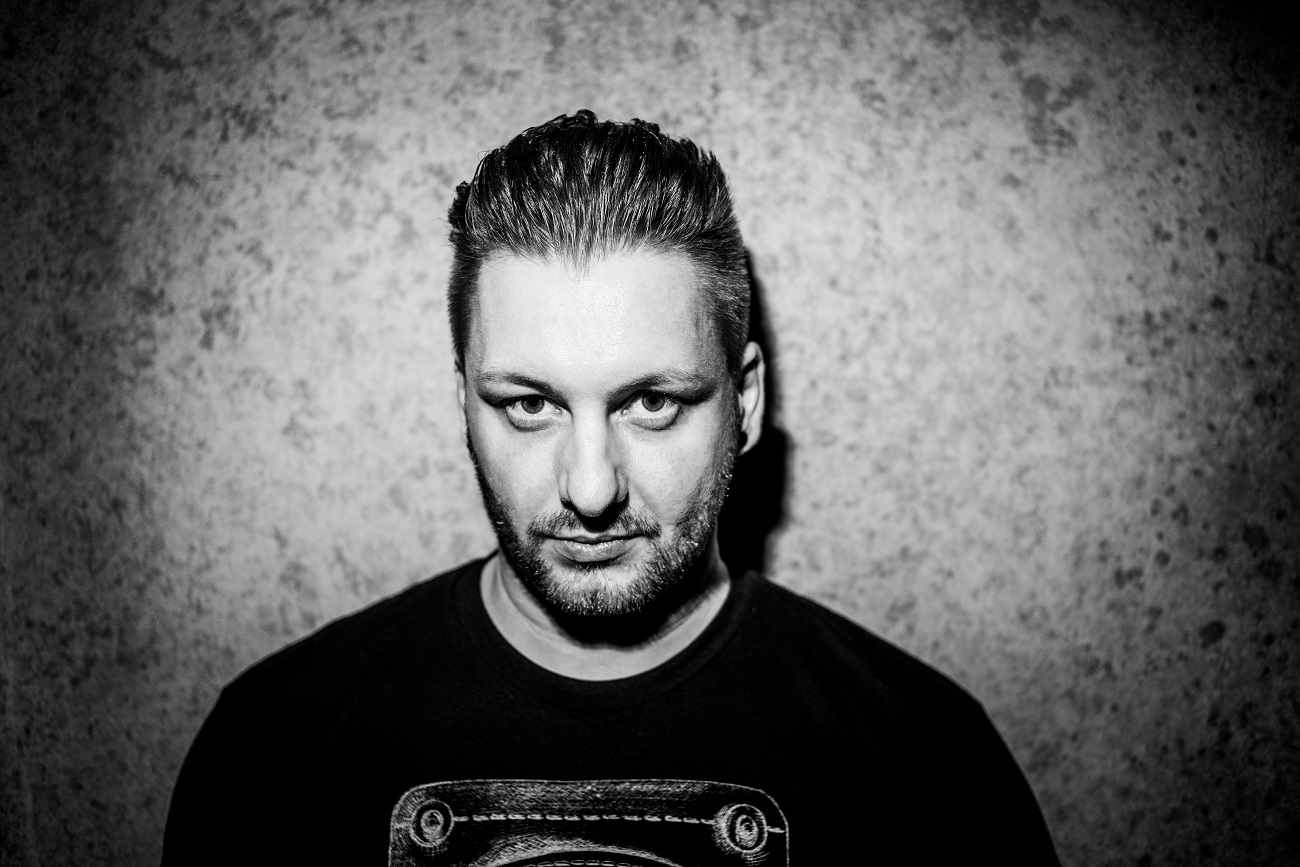 Premiere: Mark Reeve – Far Away [Drumcode] + Rave Stories - Only Techno